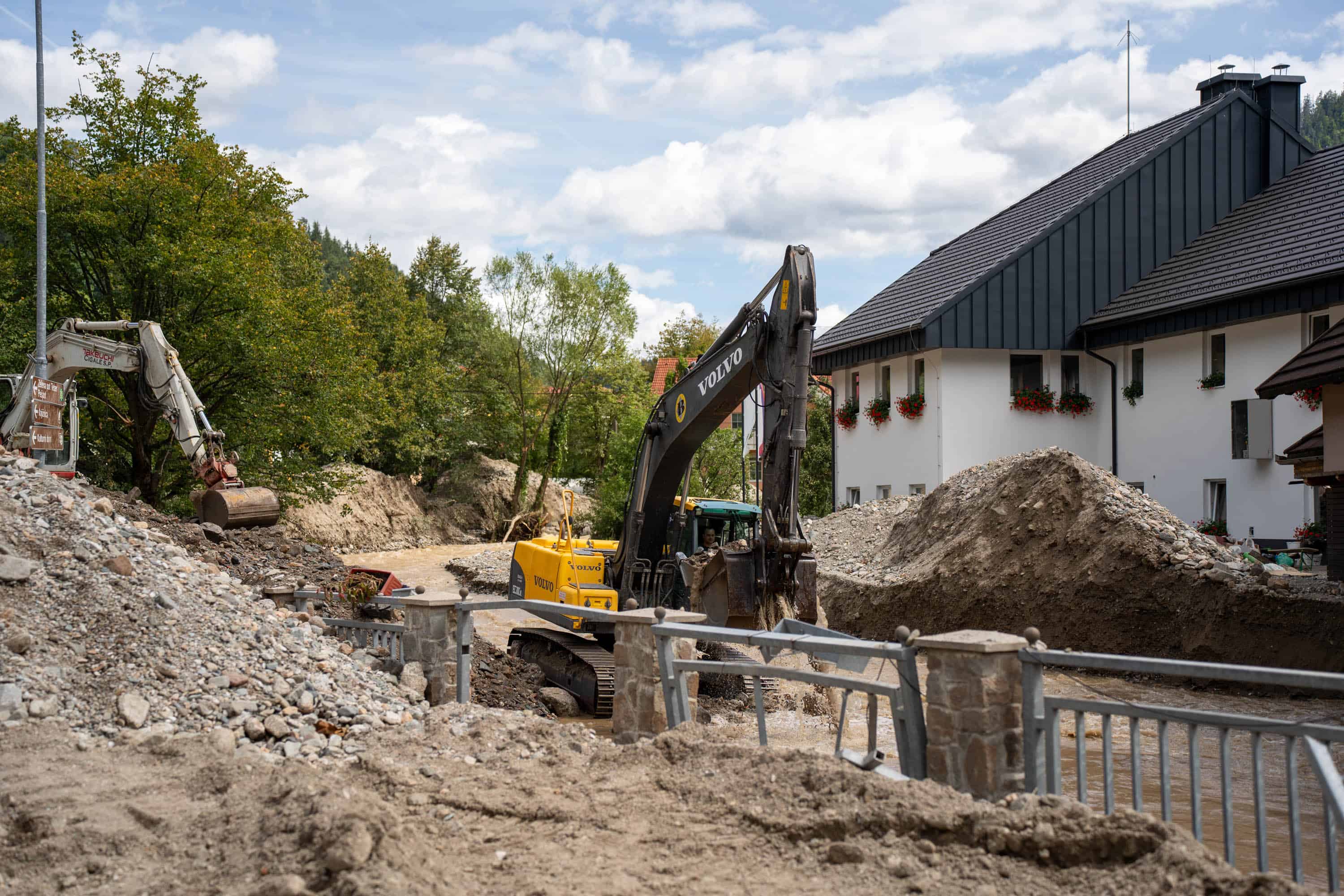 DZ o spremembah za pospešitev popoplavne obnove in vnovič o parlamentarni preiskavi