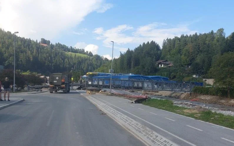 V Mežici zaradi ujme razseljenih 14 oseb, vojaki v prostorih šole do 24. avgusta