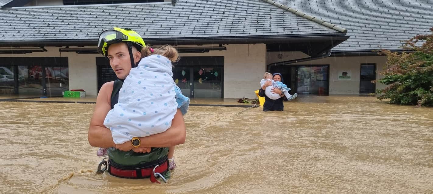 FOTO: Vremenske ujme in poplave doslej, kot kaže, terjale tri smrtne žrtve. Gasilci rešili 22 otrok iz vrtca