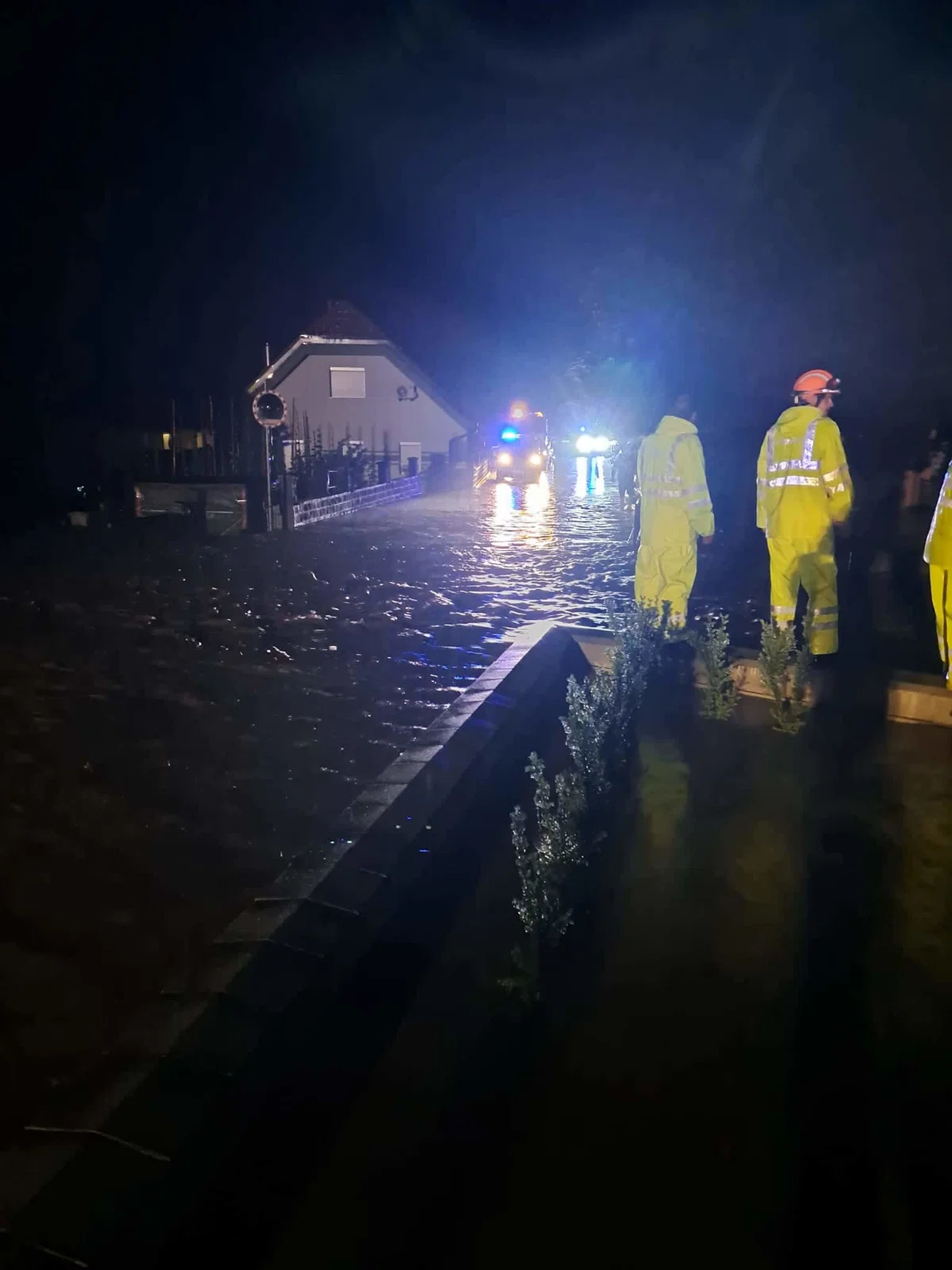 FOTO: Na Koroškem na delu številni gasilci. Arso izdal rdeč alarm za Koroško