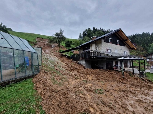 Na območju Slovenj Gradca plaz ogroža hišo, Razborčani odrezani od Slovenj Gradca