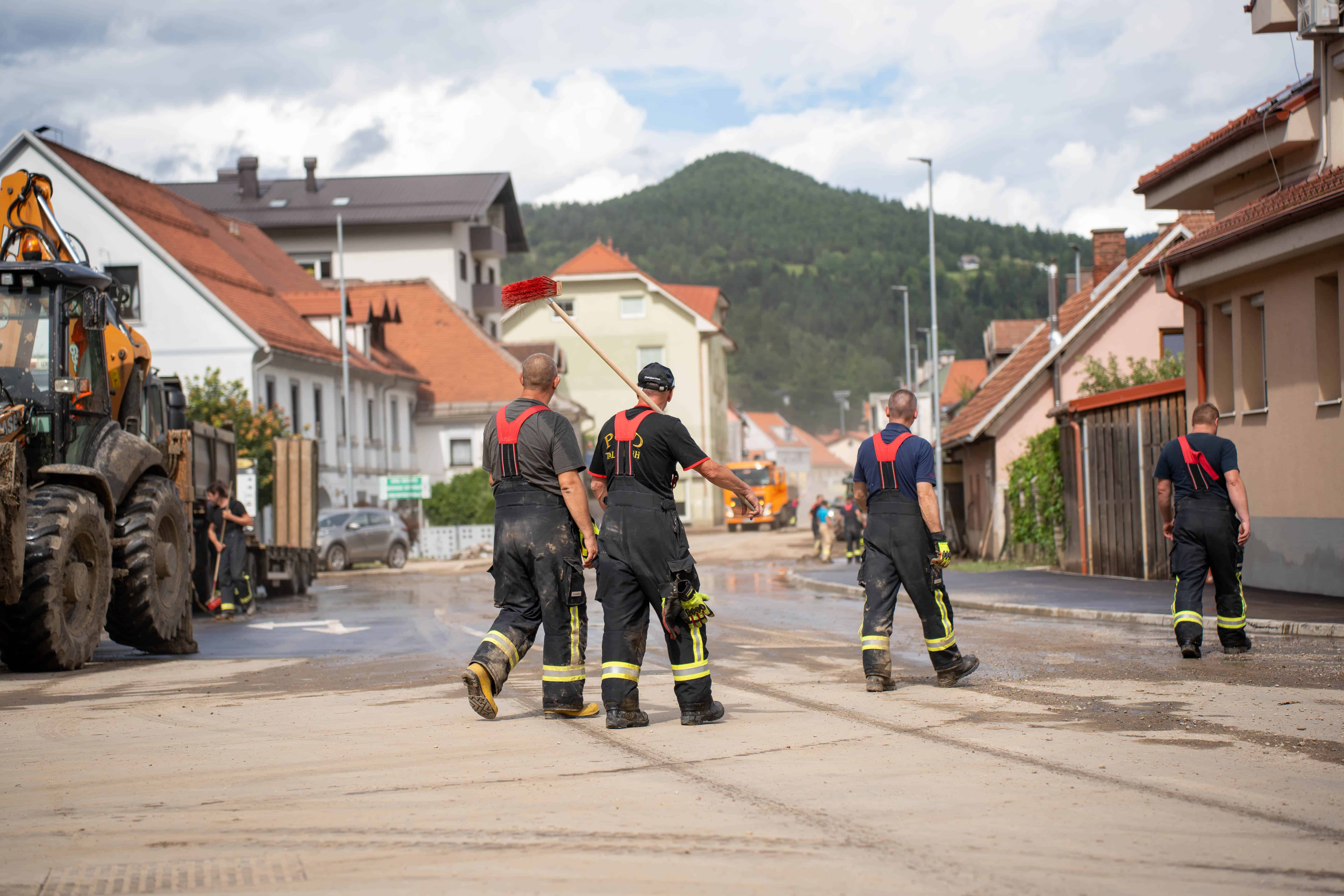 Velika donacija za gasilce na Prevaljah, nadaljuje pa se tudi gradnja vodovoda
