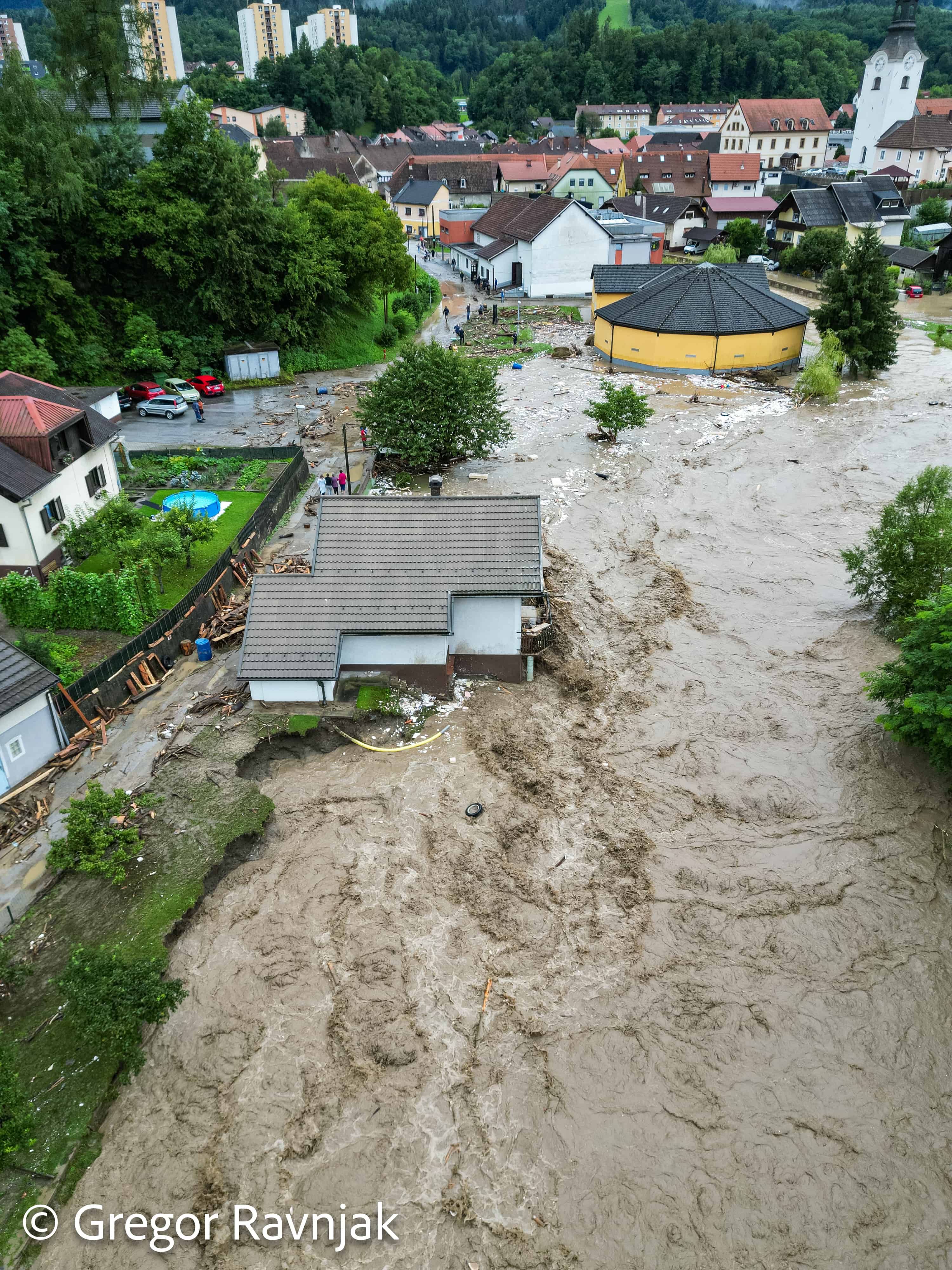 VIDEO: Koroški gasilci reševali ujeto družino
