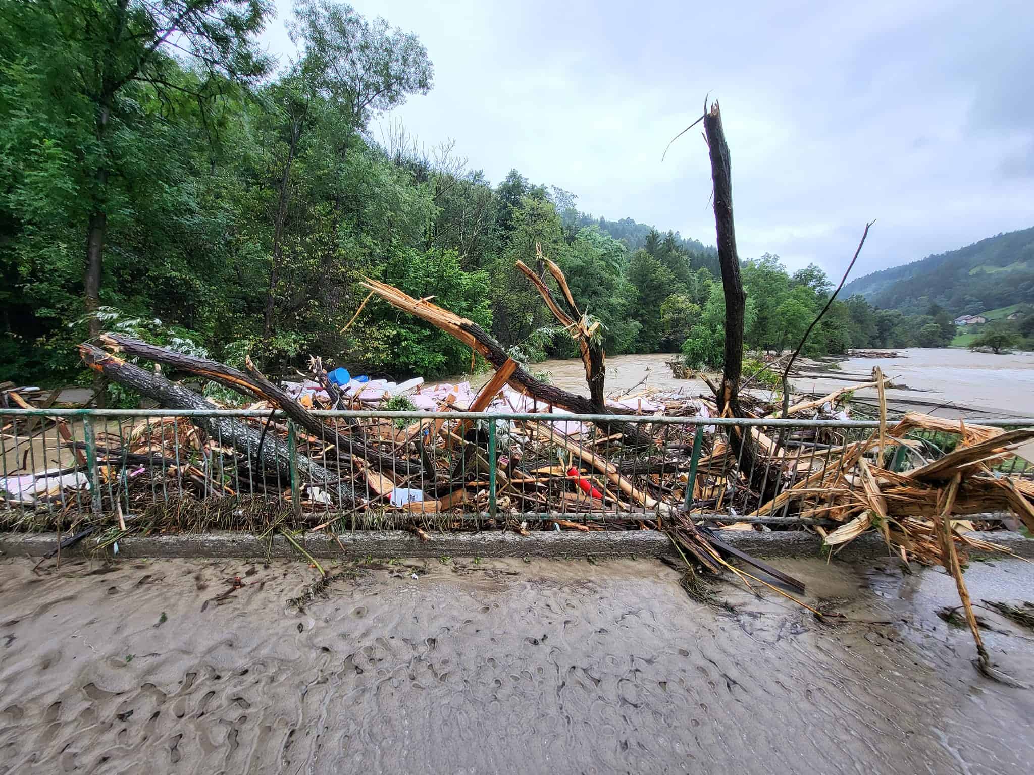 FOTO in VIDEO: Reka Meža zopet narašča, cesta Ravne - Dravograd zaprta