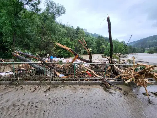 FOTO in VIDEO: Reka Meža zopet narašča, cesta Ravne - Dravograd zaprta