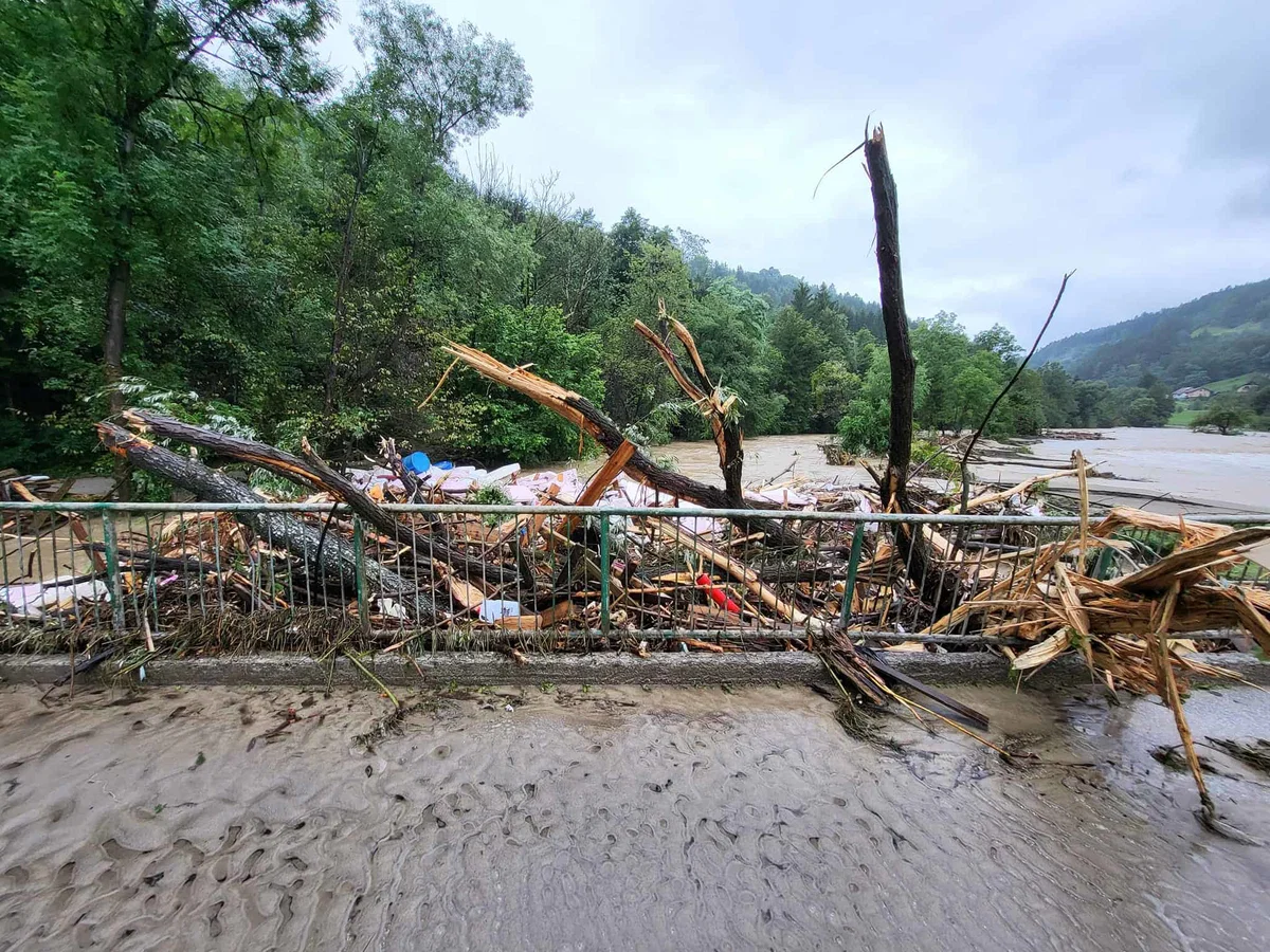 FOTO in VIDEO: Reka Meža zopet narašča, cesta Ravne - Dravograd zaprta
