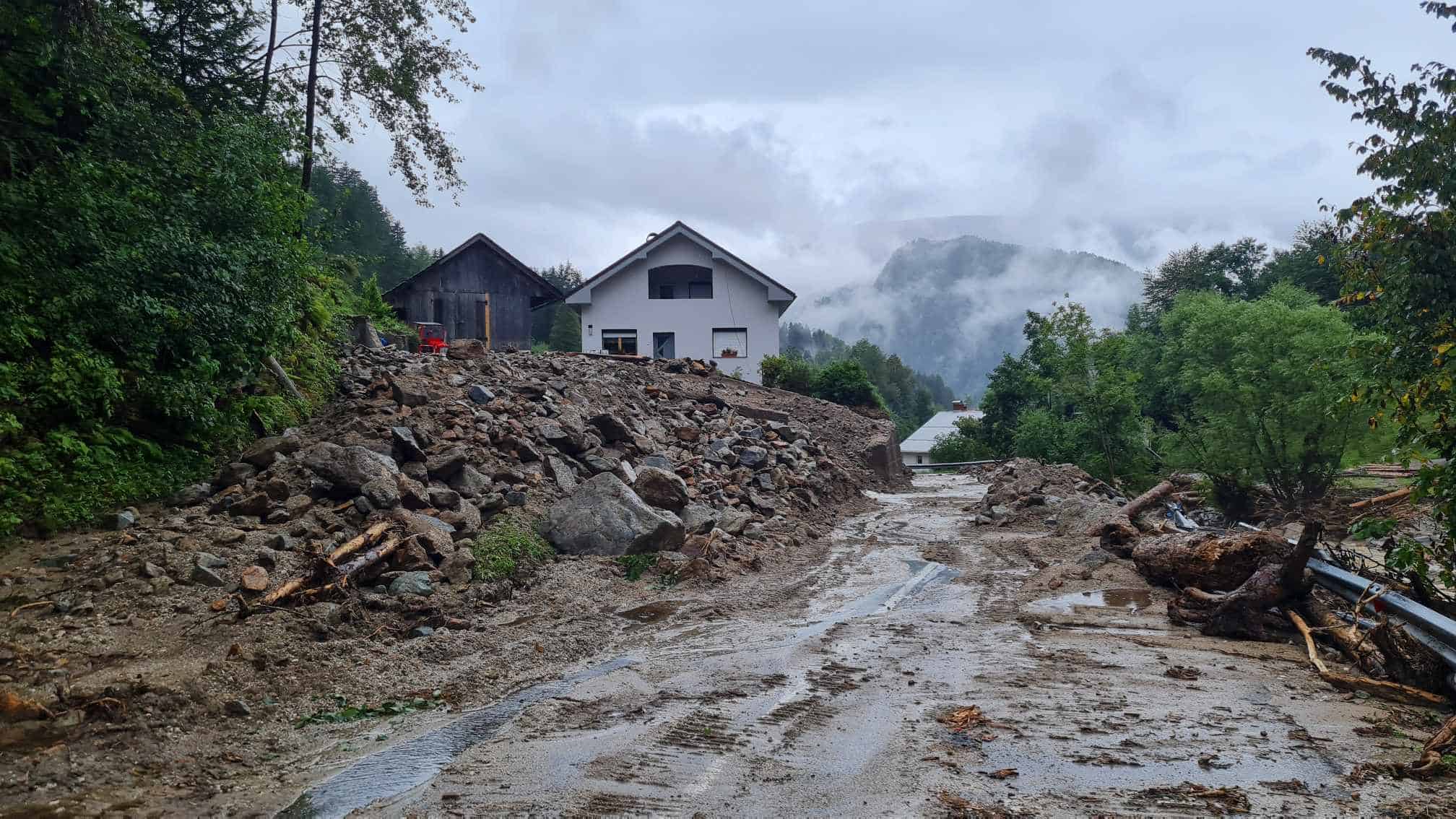 V Črni so vzpostavili intervencijski štab. Na poti 100 vojakov