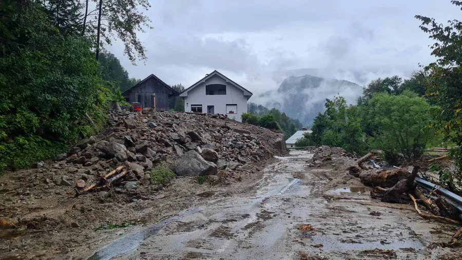 Črna na Koroškem dostopna prek zasilne makadamske poti