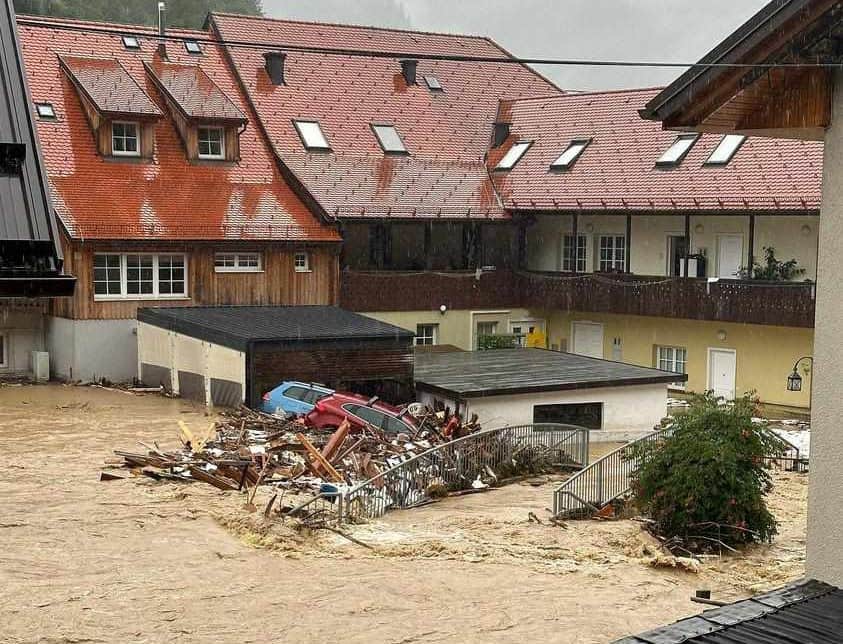 V Črni ljudje na varnem, evakuacije zaenkrat ne bo