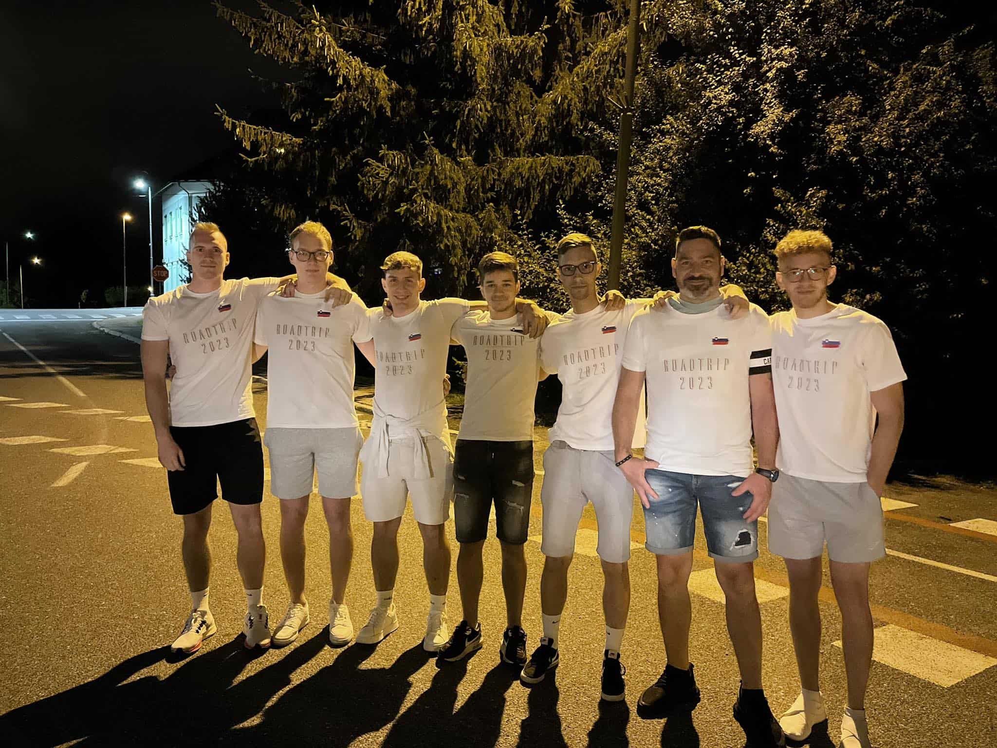 Mladi Šmarški fantje na poti v Španijo prenočili kar na plaži (FOTO)