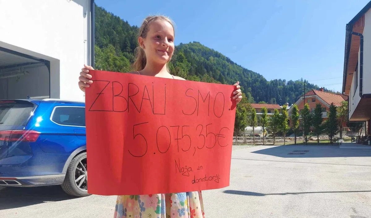 11- letna Naja gasilcem iz Črne predala donacijo