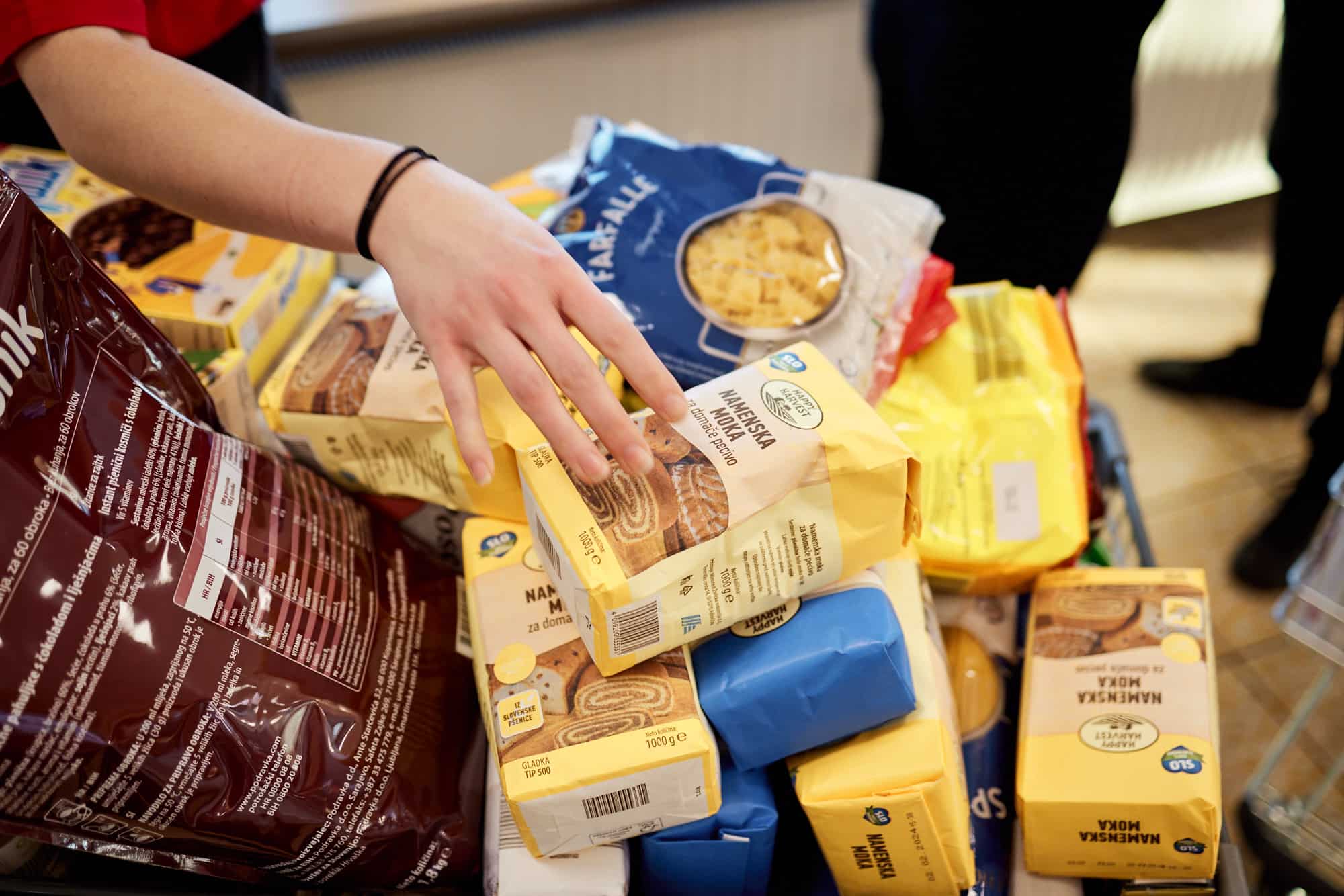 V trgovinah HOFER zbirajo izdelke za pomoč ljudem, prizadetim v poplavah