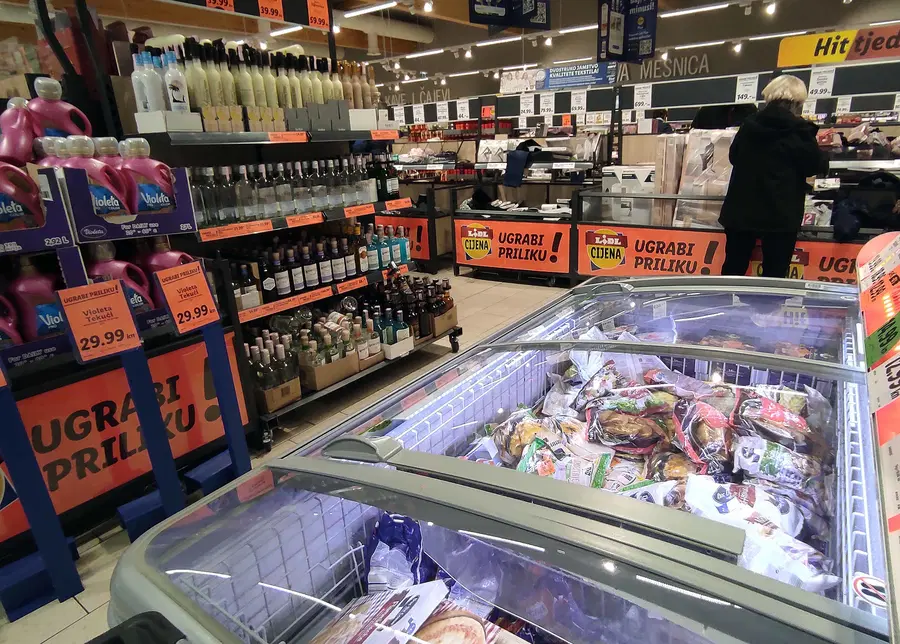 Sredi turistične sezone na Hrvaškem v soboto zaprte trgovine