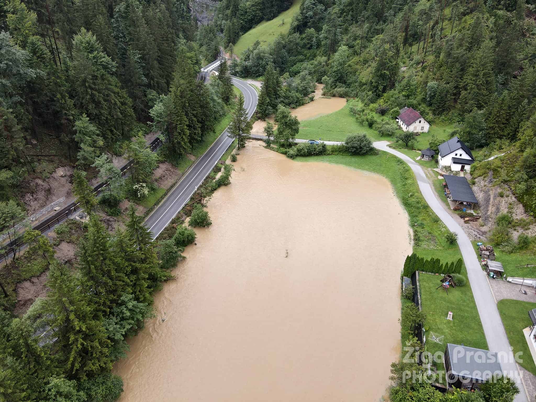 FOTO in VIDEO: Huda luknja ponovno zaprta