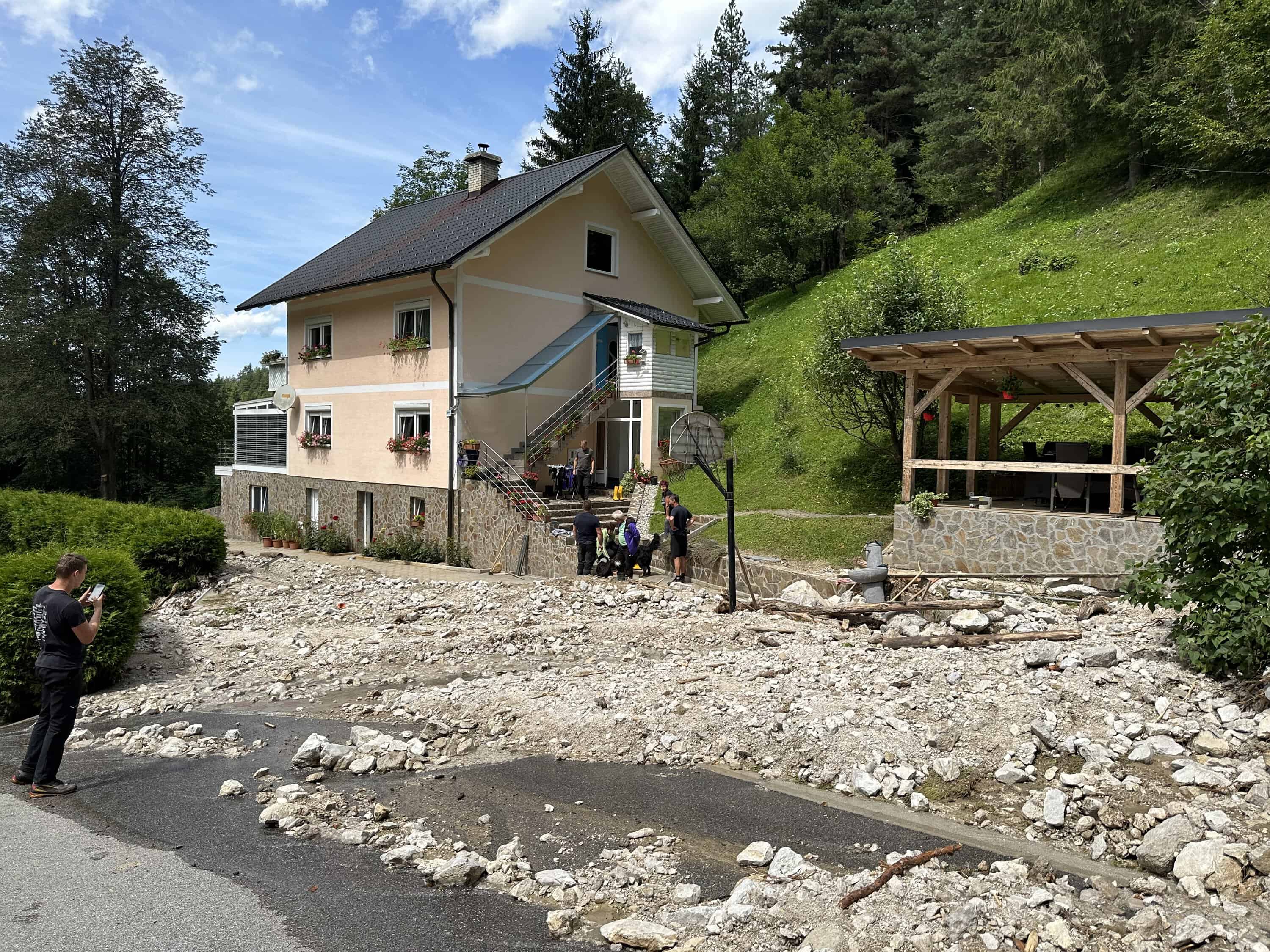 Psihološka pomoč prizadetim v ujmi pod okrilje ministrstva in NIJZ