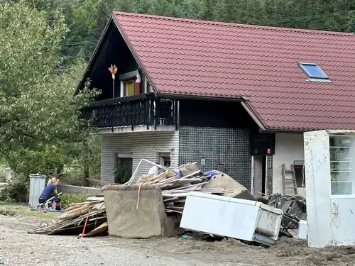 Na Koroškem sortiranje odpadkov po ujmi in pregledovanje plazov