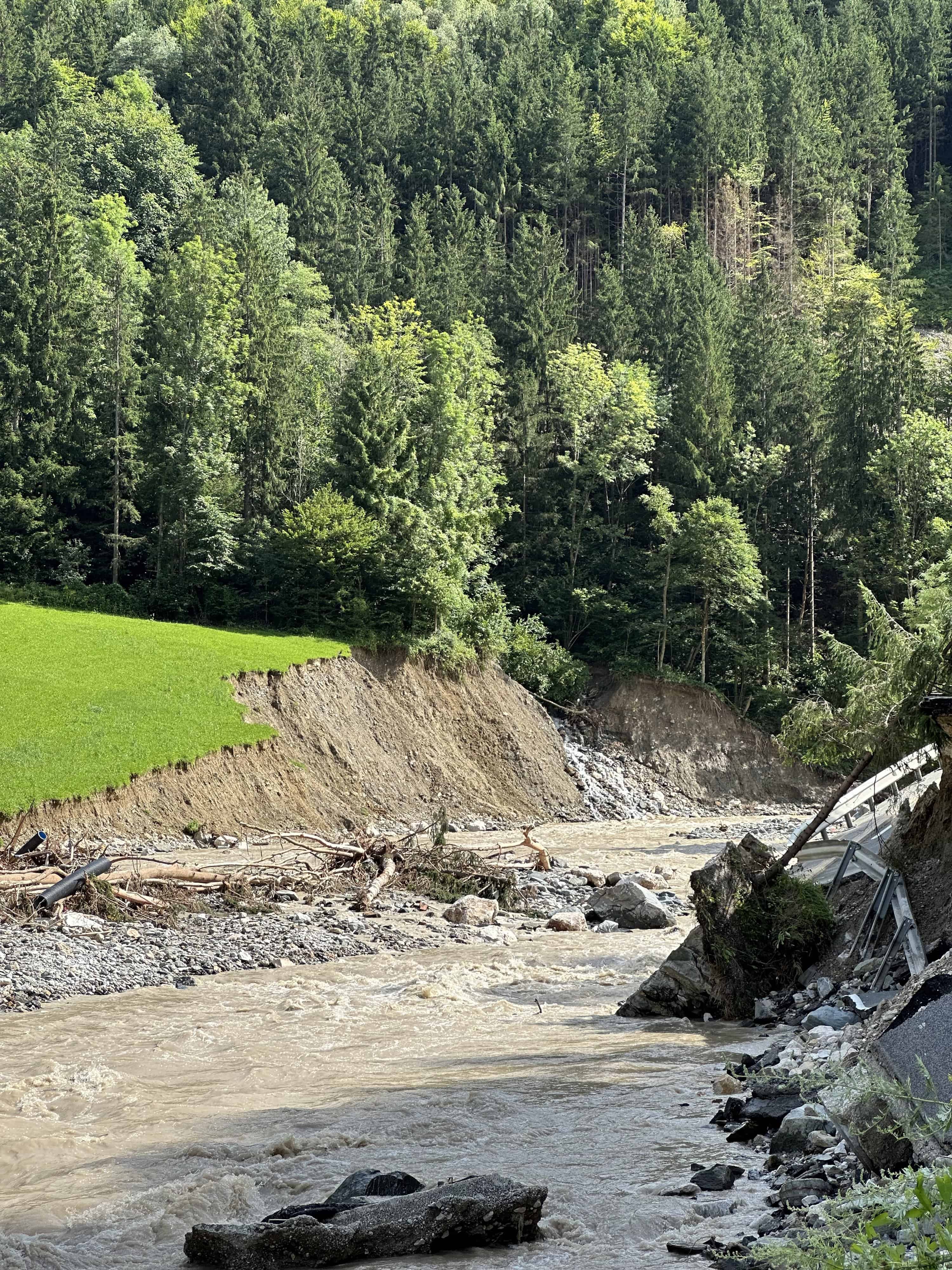 Arso pripravlja načrt vzorčenja tal na od poplav prizadetih območjih, ministrstvo odsvetuje razkuževanje odpadkov