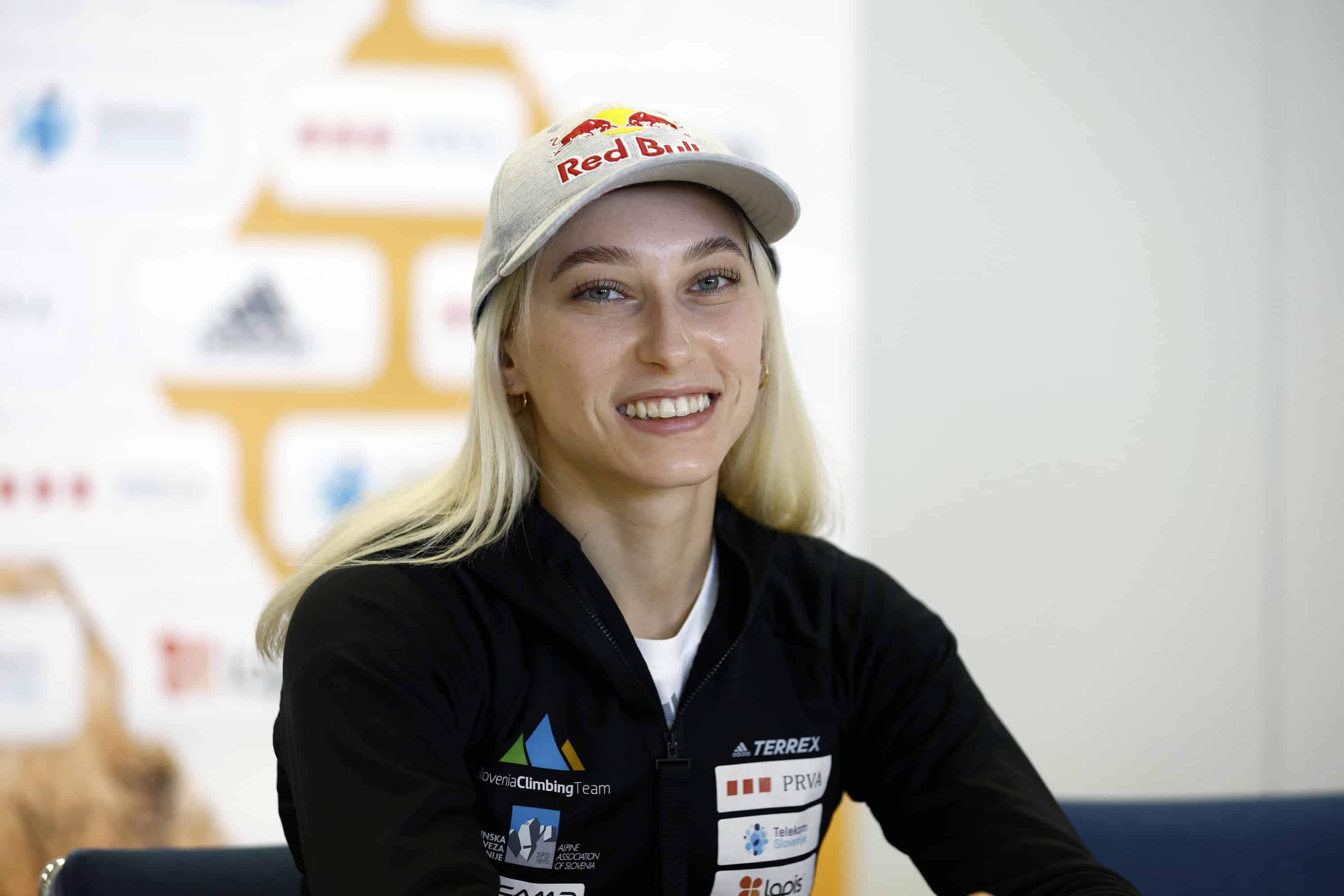 Slovenski športni plezalki Janji Garnbret deseta kolajna na SP, osma zlata in še olimpijska vozovnica