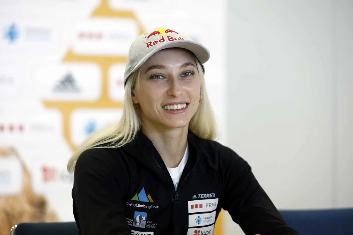 Slovenski športni plezalki Janji Garnbret deseta kolajna na SP, osma zlata in še olimpijska vozovnica