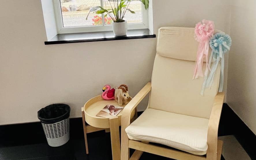 V Mestni hiši na Ravnah na Koroškem so uredili kotiček za dojenje