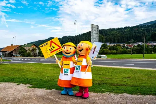 Anja in Marko bosta pred začetkom novega šolskega leta v Mislinji voznike opozarjala na previdnost