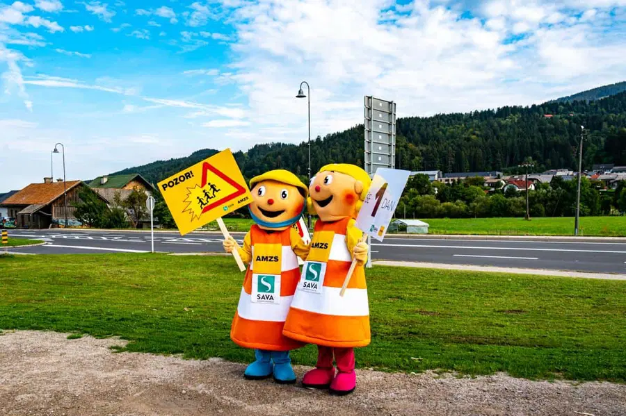 Anja in Marko bosta pred začetkom novega šolskega leta v Mislinji voznike opozarjala na previdnost