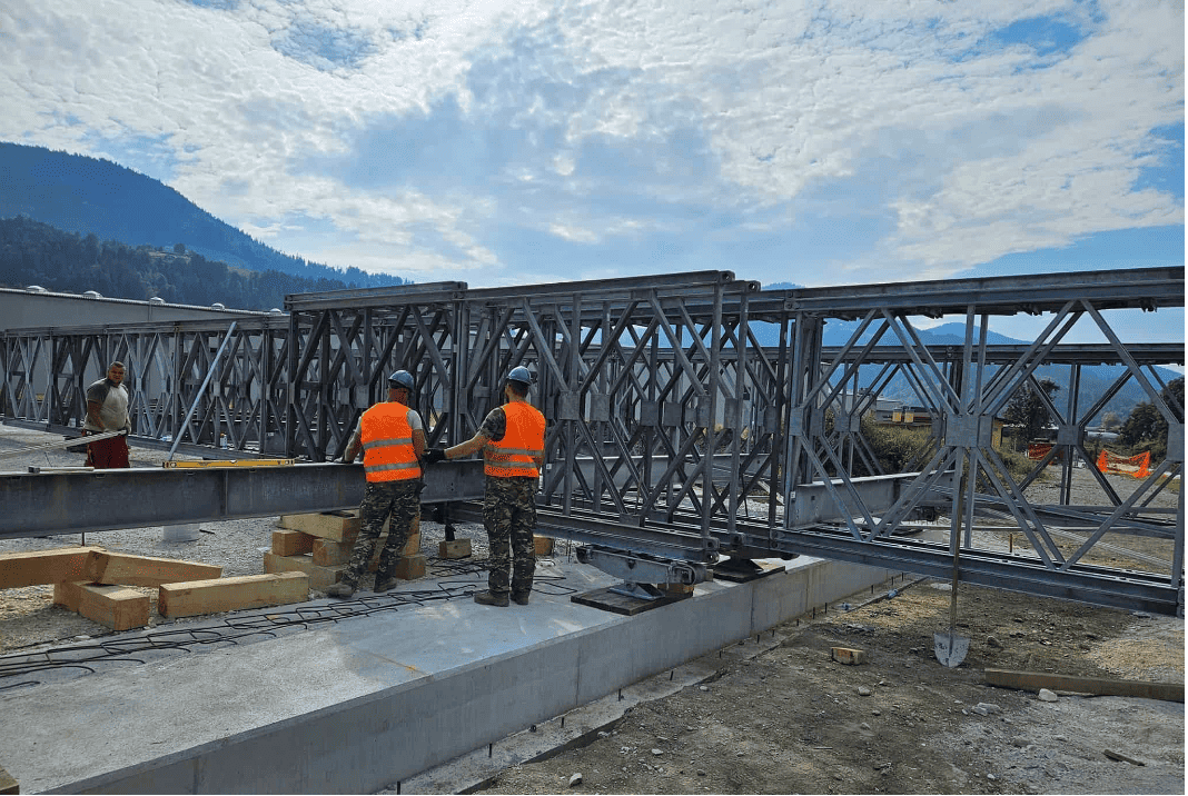 Do konca septembra na območju Savinjske in Koroške v okviru mednarodne pomoči predvidena postavitev še šestih mostov