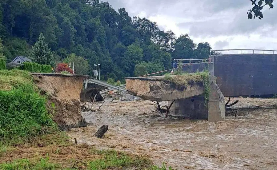 FOTO: V Dravogradu popolnoma uničen most. Evakuirali okrog 100 ljudi