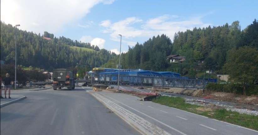 Odlična novica - stoji še en most, ki je povezal oba bregova Meže