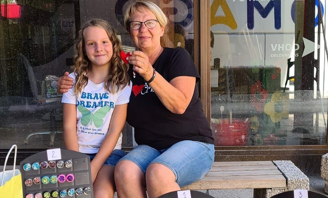 Dobrosrčna 11-letna Naja nadaljuje s pletenjem zapestnic za gasilce