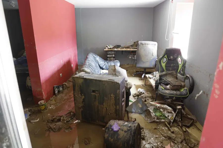 Dobrotnik podarja parcelo družini, ki je izgubila vse