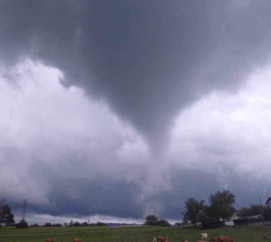 Neurja po državi znova povzročala preglavice in precejšnjo škodo. Tornado v Ilirski Bistrici poškodoval 11 streh