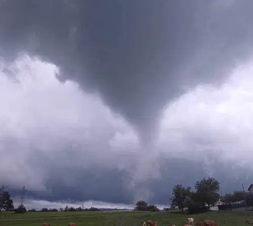 Neurja po državi znova povzročala preglavice in precejšnjo škodo. Tornado v Ilirski Bistrici poškodoval 11 streh