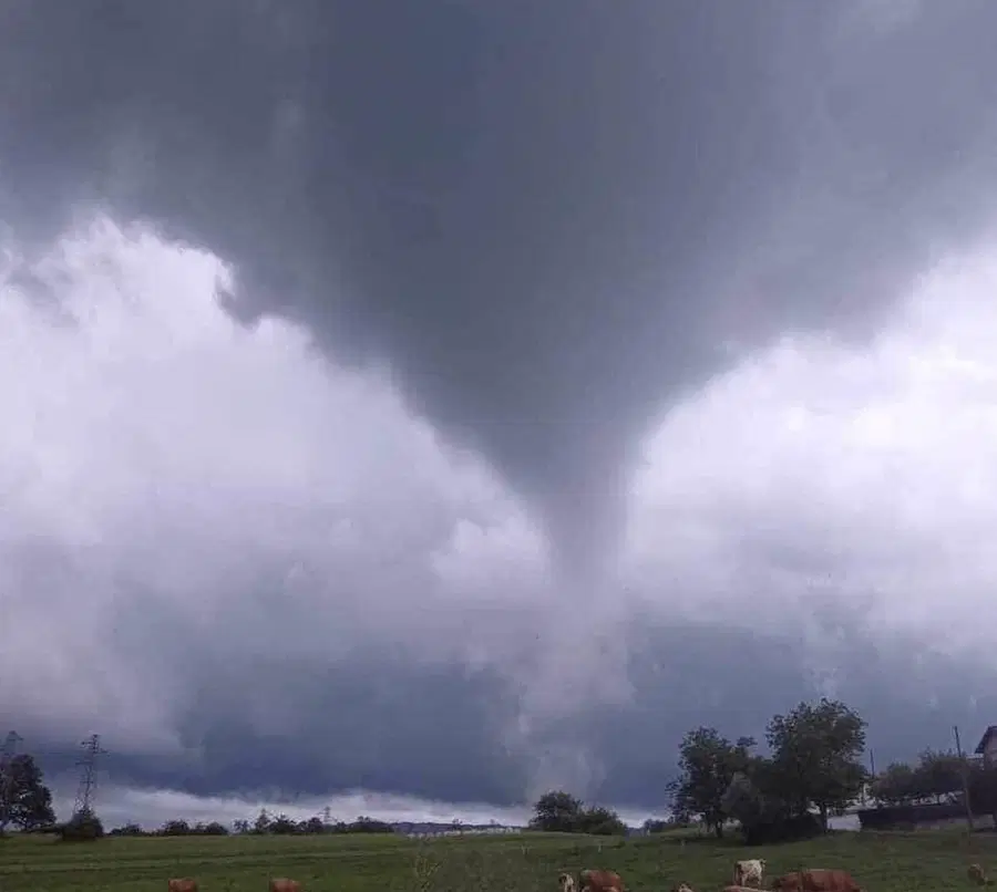 Neurja po državi znova povzročala preglavice in precejšnjo škodo. Tornado v Ilirski Bistrici poškodoval 11 streh