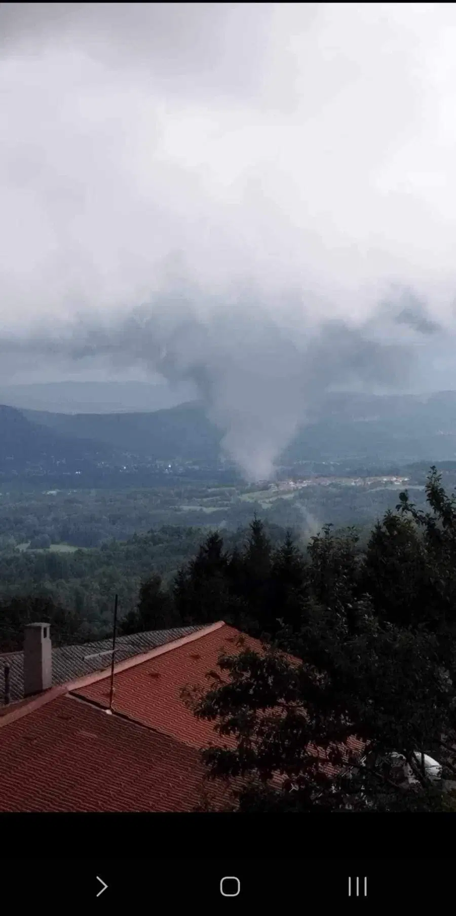Nevihte proti večeru znova zajele Slovenijo, nad Ilirsko Bistrico nekaj minut tornado