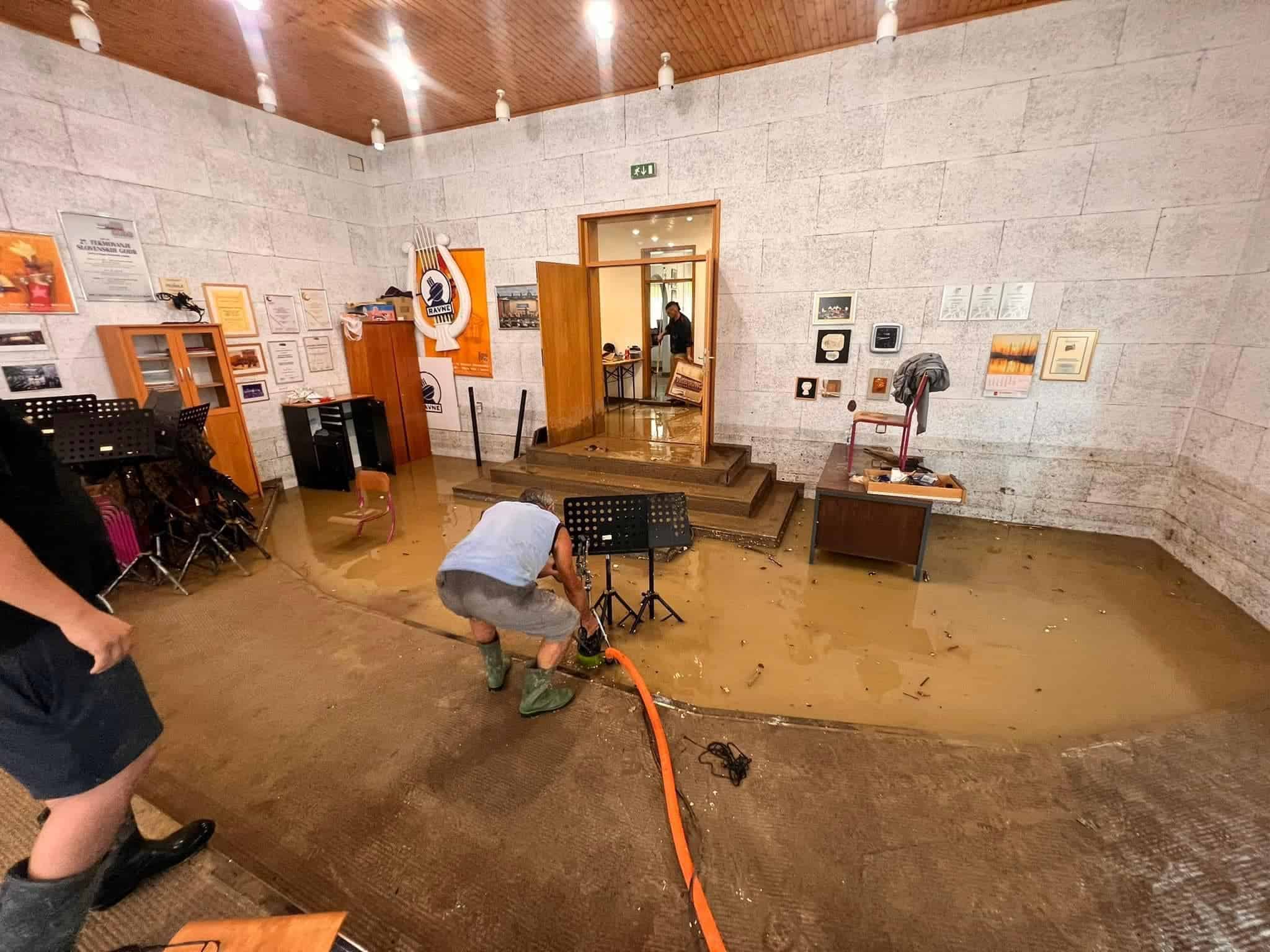 Foto: Neizmerna moč vode ni prizanesla niti Pihalnemu orkestru železarjev Ravne