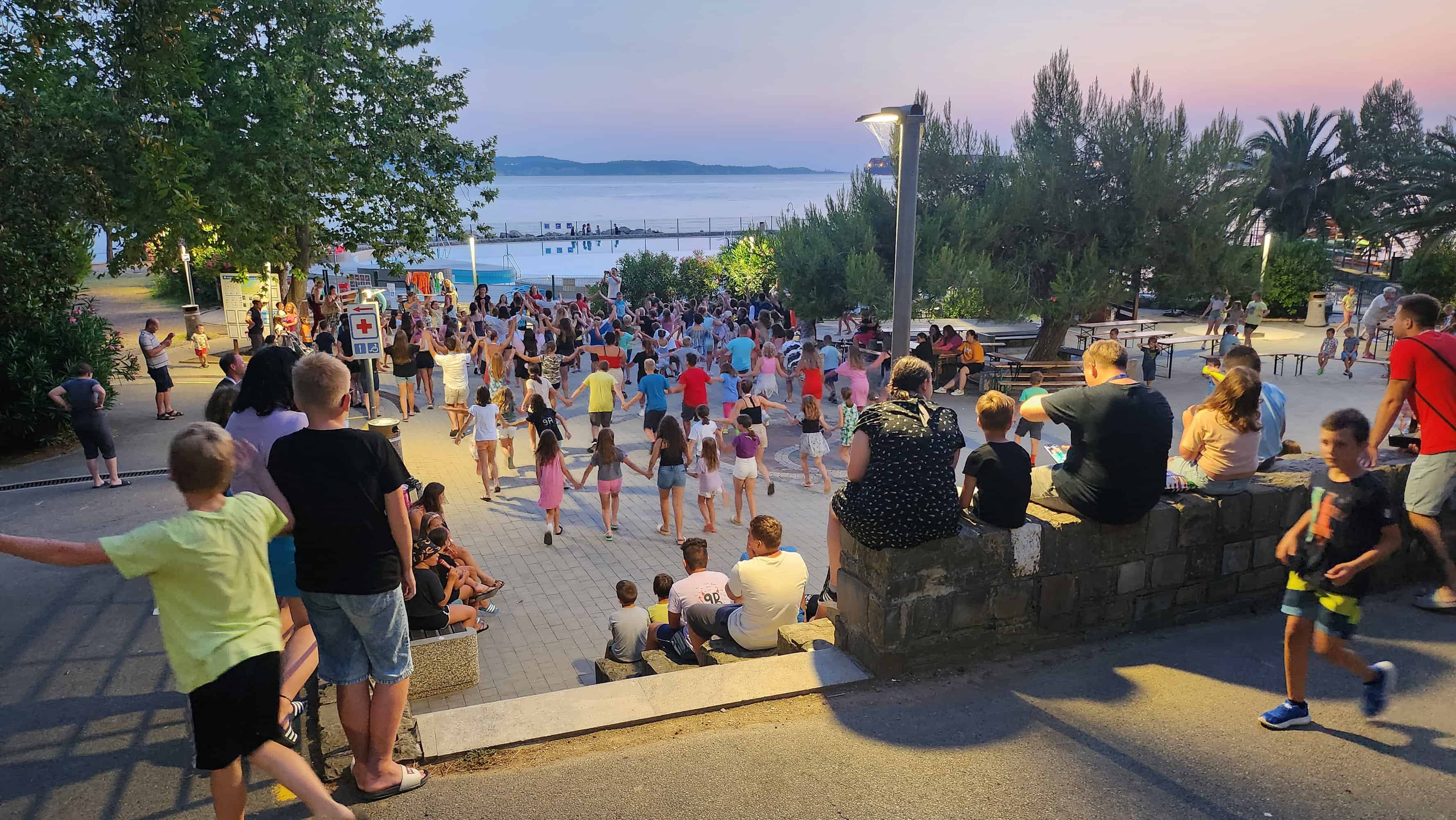 Rdeči križ bo 100 otrok iz poplavljenih območij odpeljal na letovanje