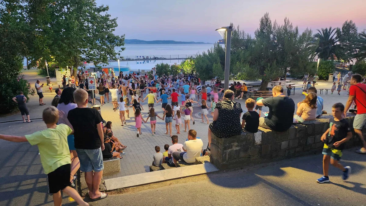 Rdeči križ bo 100 otrok iz poplavljenih območij odpeljal na letovanje