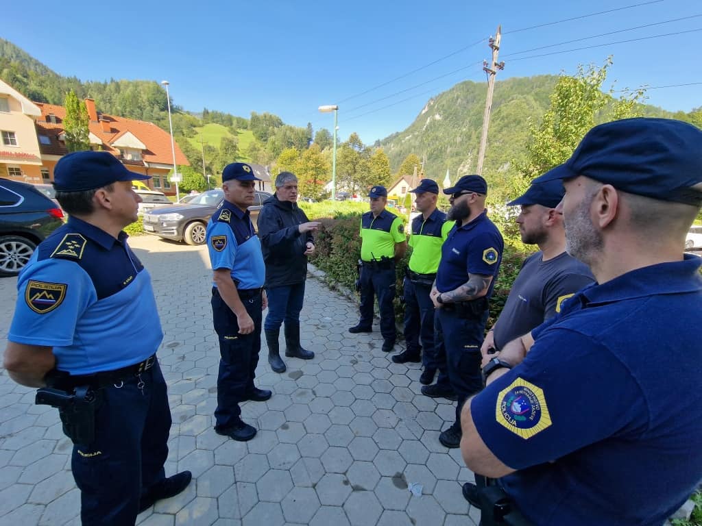 Policisti ostajajo tesno vpeti v aktivnosti na poplavljenih območjih