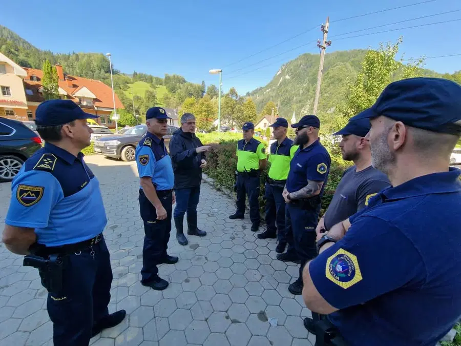 Policisti ostajajo tesno vpeti v aktivnosti na poplavljenih območjih