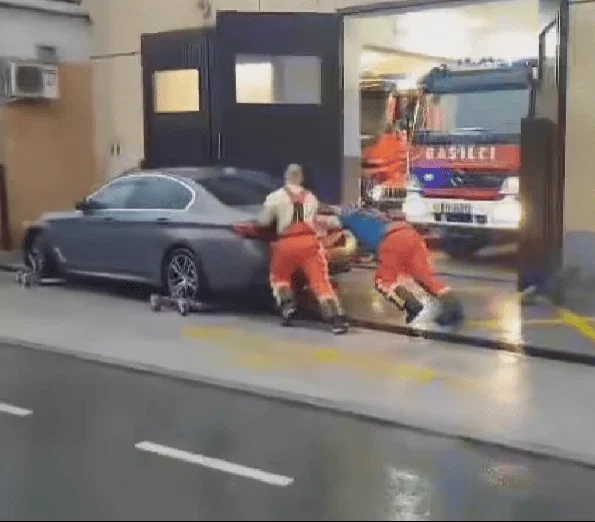 Za zaparkirano intervencijsko pot gasilcev na Bledu 40 evrov kazni