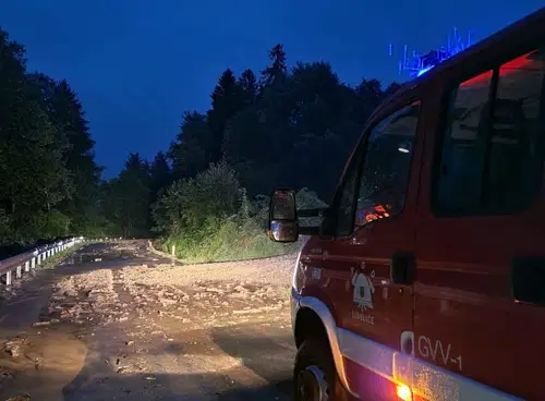 Na Koroškem zaradi poplave zaprte številne ceste
