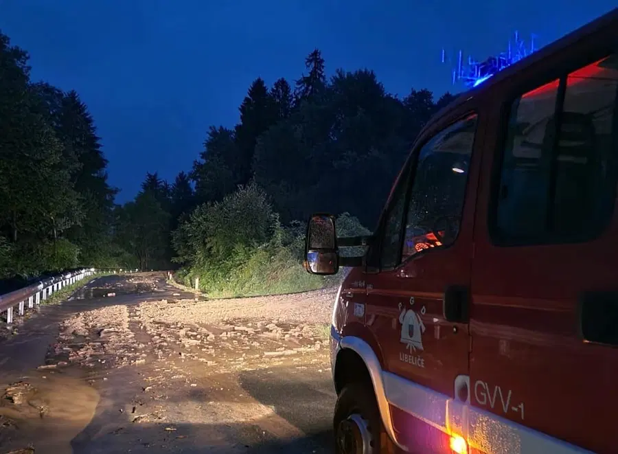 Na Koroškem zaradi poplave zaprte številne ceste