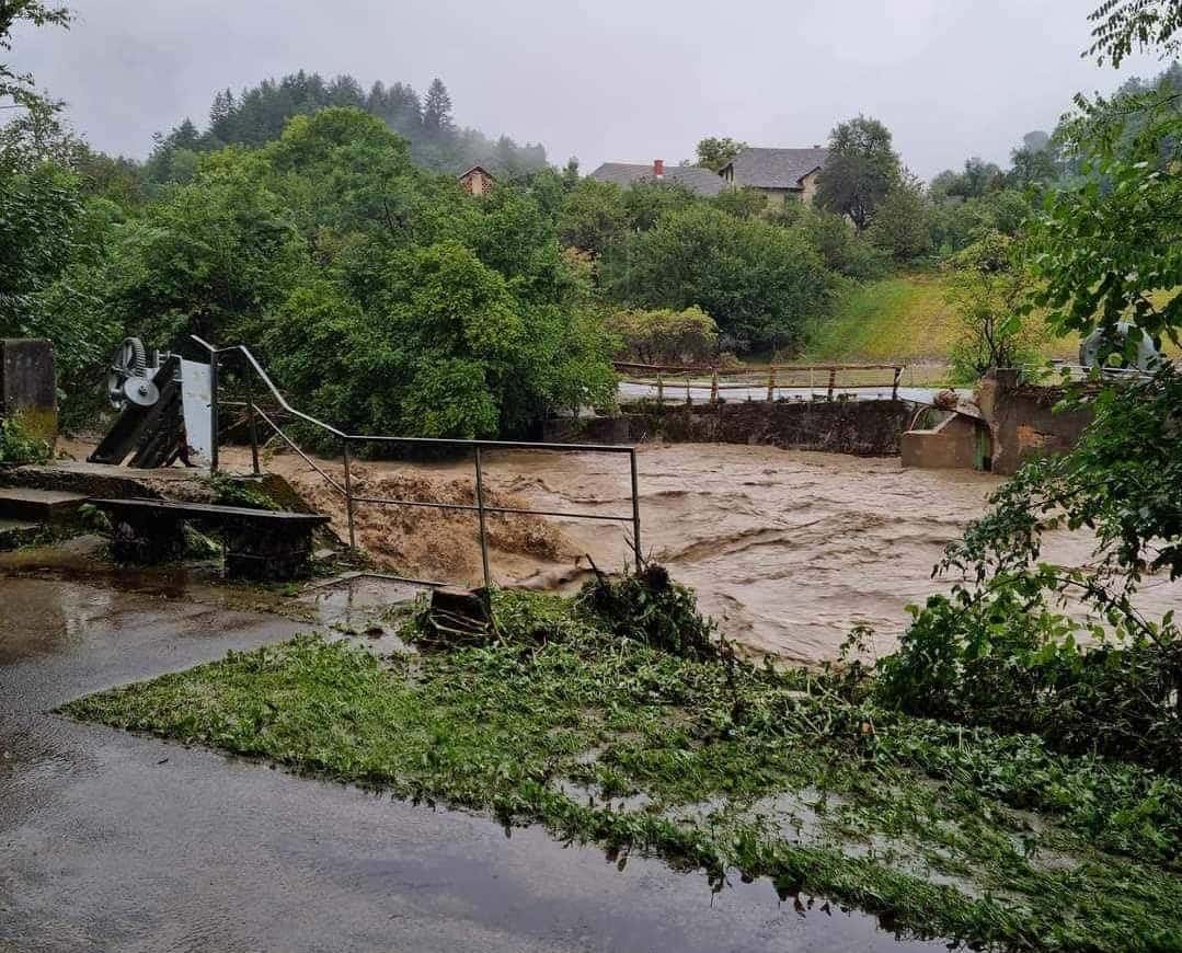 V Mežici preklicali evakuacijo. Zapora več cest - aktualne informacije