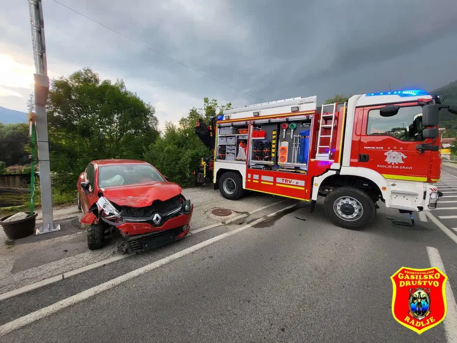 V Dravogradu vozili po trku zdrsnili po brežini. Eno osebo prepeljali v bolnišnico