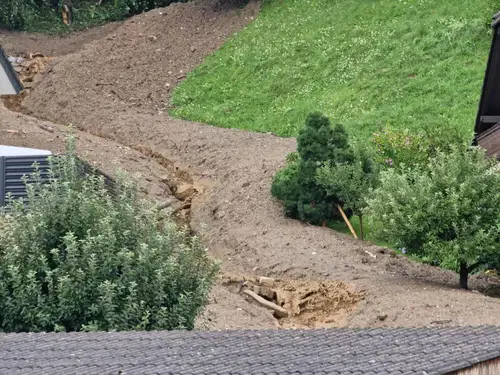 Plaz v Pamečah ne ogroža stanovanjske hiše