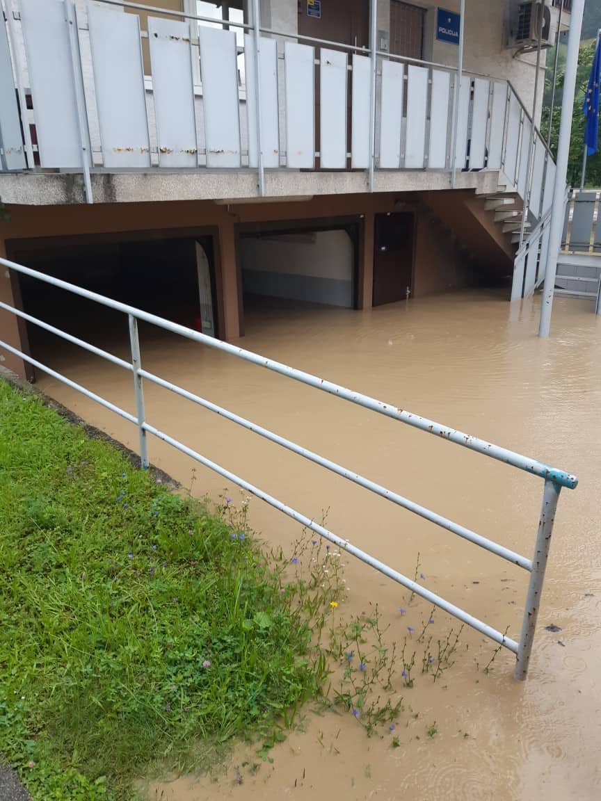 Obilne padavine poplavile ceste in kleti