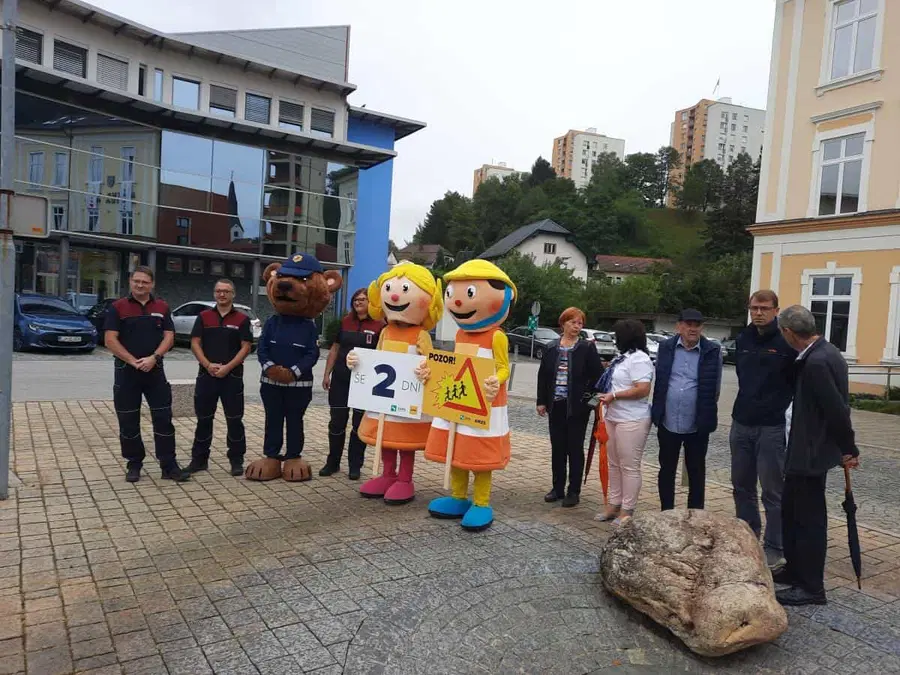 Anja in Marko pred začetkom novega šolskega leta opozarjata na previdnost na cesti