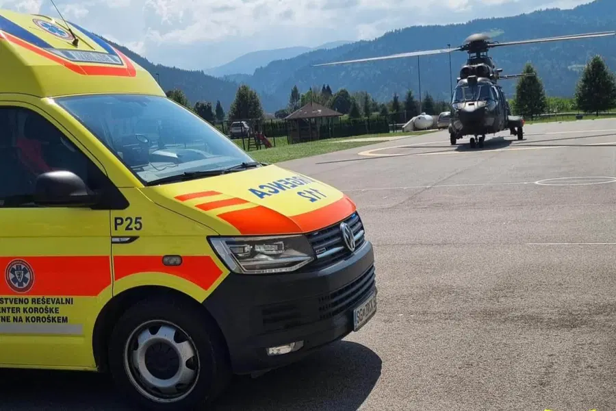 V Radljah ob Dravi helikopter Slovenske vojske prepeljal obolelo osebo