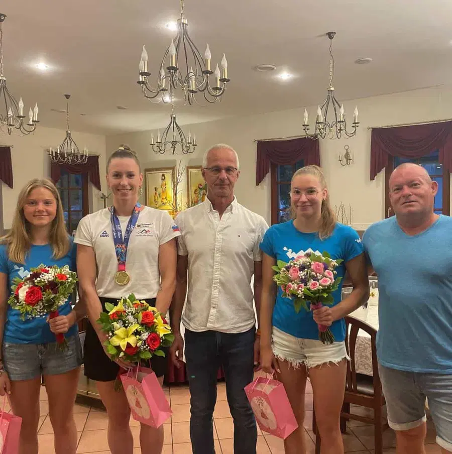 Na Ravnah na Koroškem je potekal sprejem plavalk